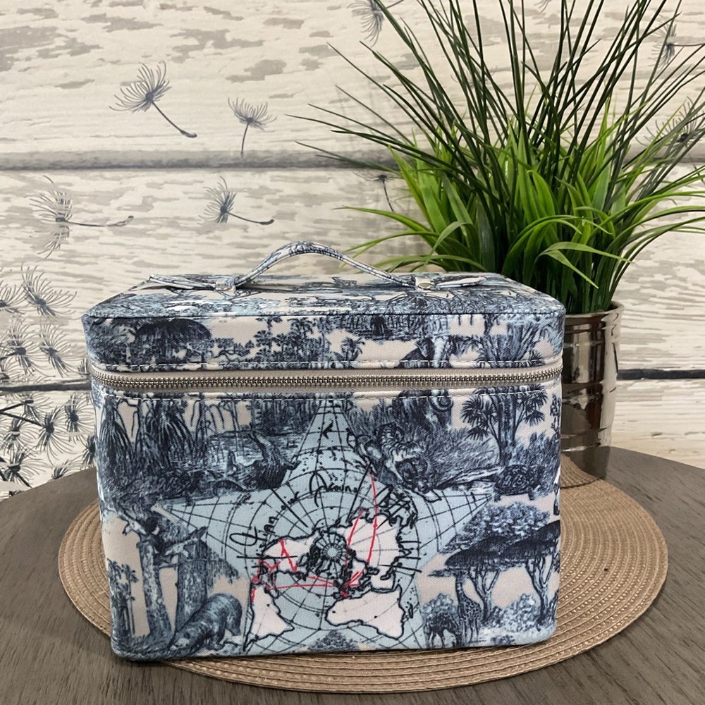 FLASH SALE ⚡️Around the World Vanity Mirror Case